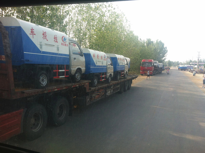 圖為準備發(fā)車至山西的小型<a href=http://m.jswmsh.cn/ljc target=_blank class=infotextkey>垃圾車</a>