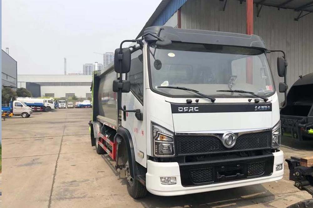 國(guó)六東風(fēng)福瑞卡8方壓縮式垃圾車(chē)圖片3