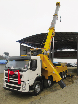 昨日，目前國內(nèi)最大噸位的道路<a href=http://m.jswmsh.cn/qzc/ target=_blank class=infotextkey>清障車</a>正式“落戶”貴陽。該清障車車價近300萬元，集吊裝、拖車于一體，最大起吊高度13.2米，最大拖牽重量54噸，最大起吊重量60噸，可安全快速地對交通事故中側(cè)翻的重型貨車、重型<a href=http://m.jswmsh.cn/ygc/ target=_blank class=infotextkey>油罐車</a>等進行起吊、救援和拖運，及時恢復(fù)現(xiàn)場交通。曾秦 攝